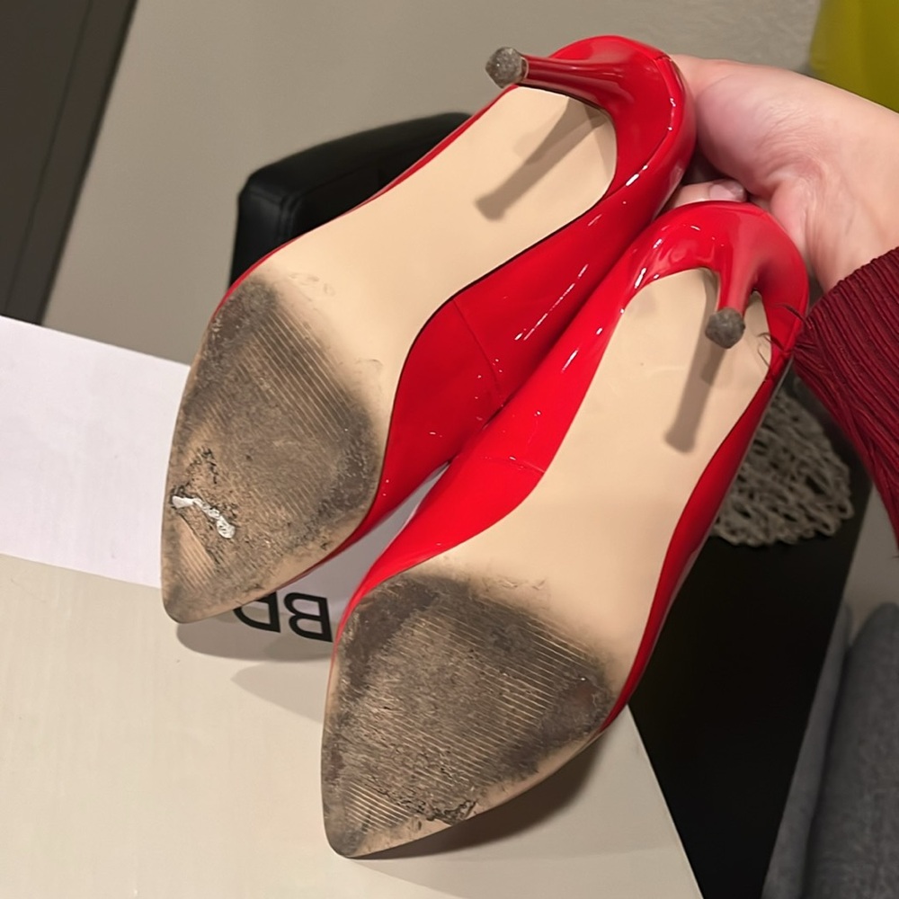 Red Pumps - image 4